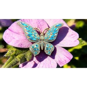 Vintage Blue Crystal Rhinestone Butterfly Brooch Pin – Blue & Azure Gold-Tone